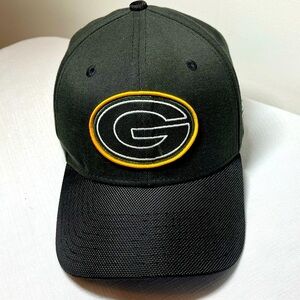 New Era Black 39THIRTY Cap. Green Bay Packers. Medium Large